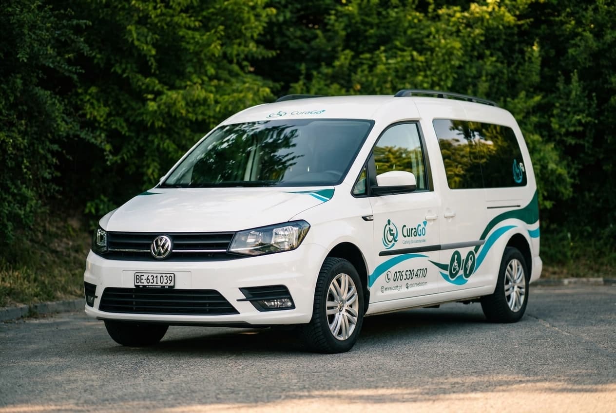 Weisser VW Caddy Maxi von CuraGo in der Frontansicht